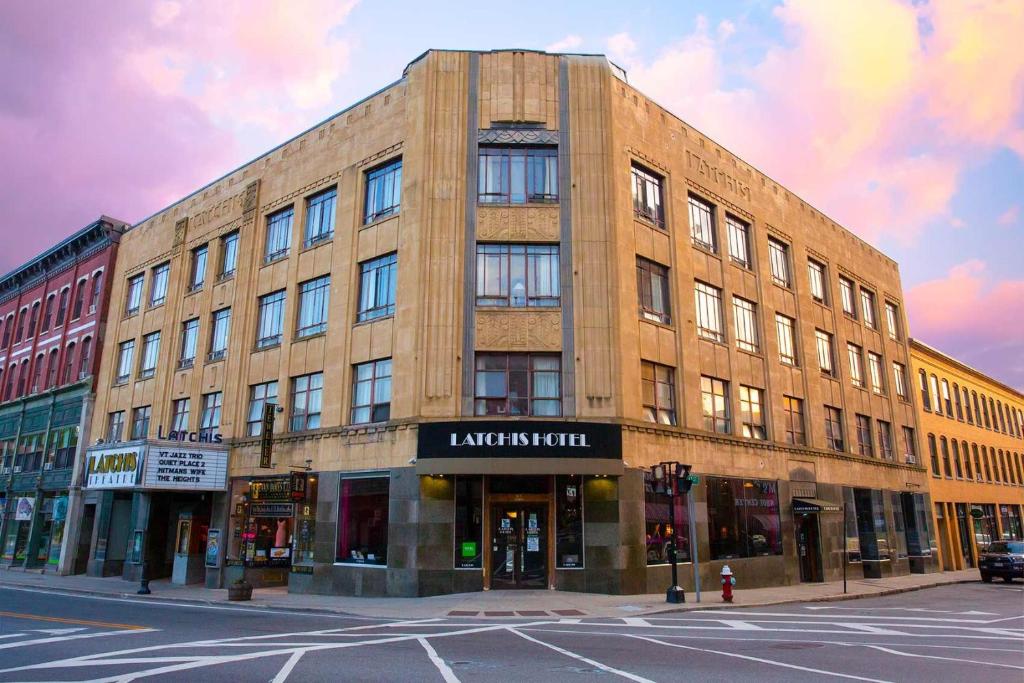 Un gran edificio de ladrillo en la esquina de una calle. en Latchis Hotel, en Brattleboro