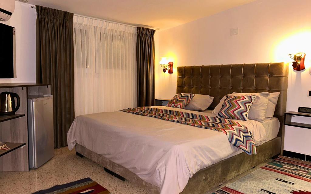 Postel nebo postele na pokoji v ubytování Celestia Boutique Inn - Boutique Stay Overlooking Jerash Ruins