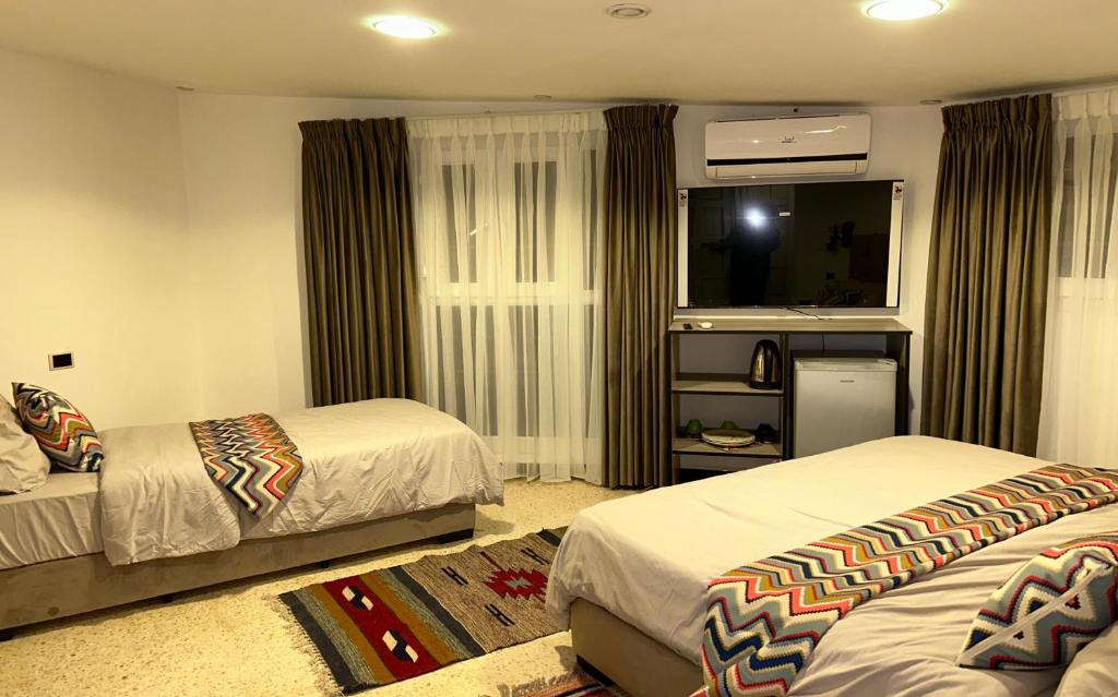 Postel nebo postele na pokoji v ubytování Celestia Boutique Inn - Boutique Stay Overlooking Jerash Ruins