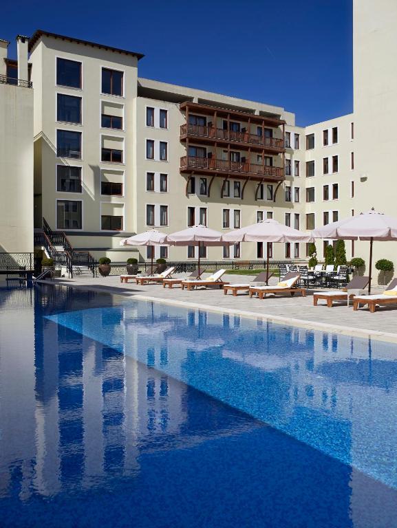 Bazén v ubytování Grand Serai Congress and Spa nebo v jeho okolí