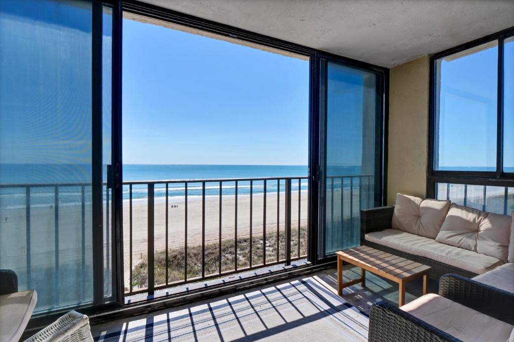 uma sala de estar com vista para a praia em The Islander - 6F by Sea Scape Properties em Wrightsville Beach