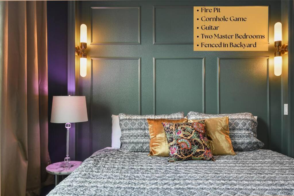 Postel nebo postele na pokoji v ubytování 2 King En Suite Fenced Yard Pet Friendly