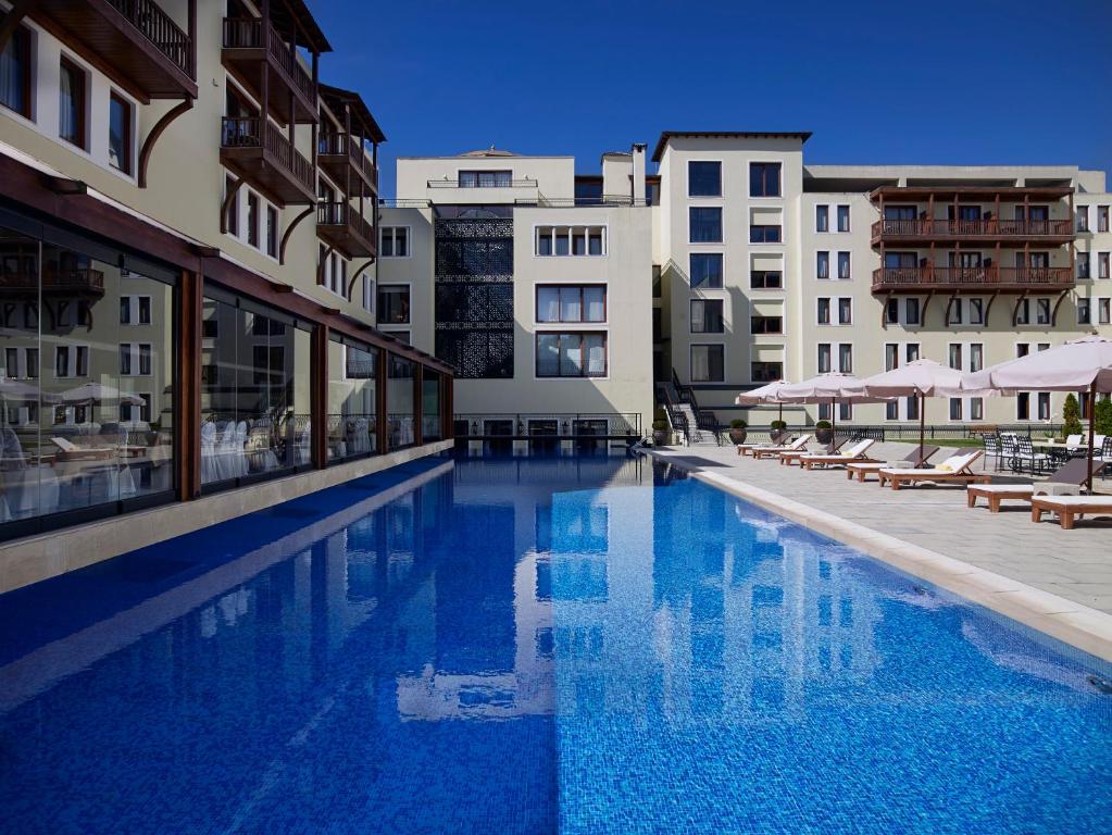 una piscina al centro di un edificio di Grand Serai Congress and Spa a Ioannina