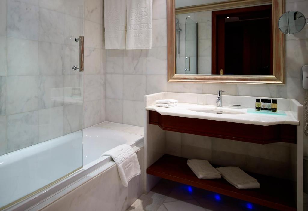 Koupelna v ubytování Grand Serai Congress and Spa