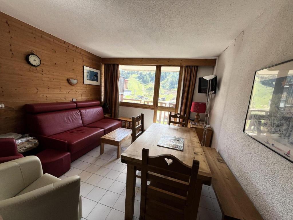 un salon avec un canapé et une table dans l'établissement Résidence Saint Jacques B - 3 Pièces pour 7 Personnes 51, à Mâcot La Plagne