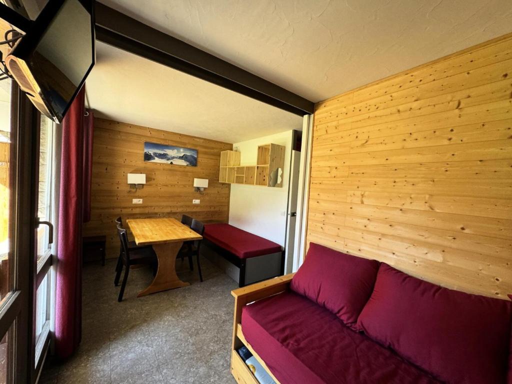 une petite pièce avec un lit et une table dans l'établissement Résidence Beryl - Studio pour 5 Personnes 23, à Mâcot La Plagne