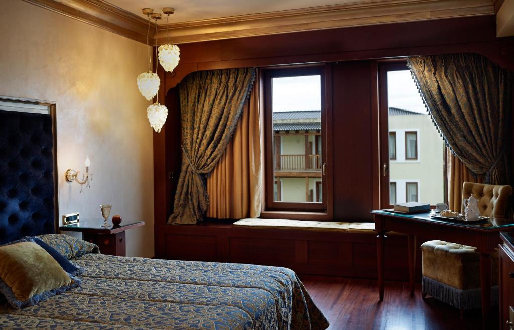 Postel nebo postele na pokoji v ubytování Grand Serai Congress and Spa