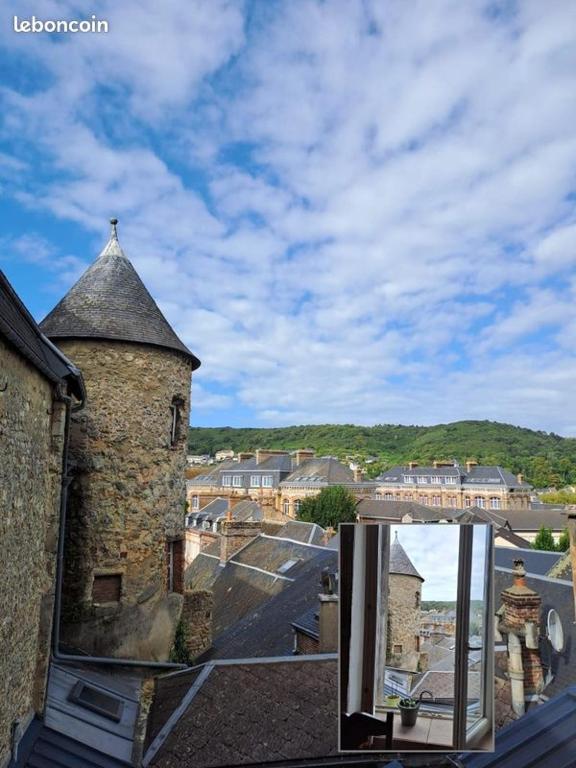 un bâtiment avec une tour au-dessus d'un toit dans l'établissement Centre ville plage à 1500m gare à 500m, à Fécamp
