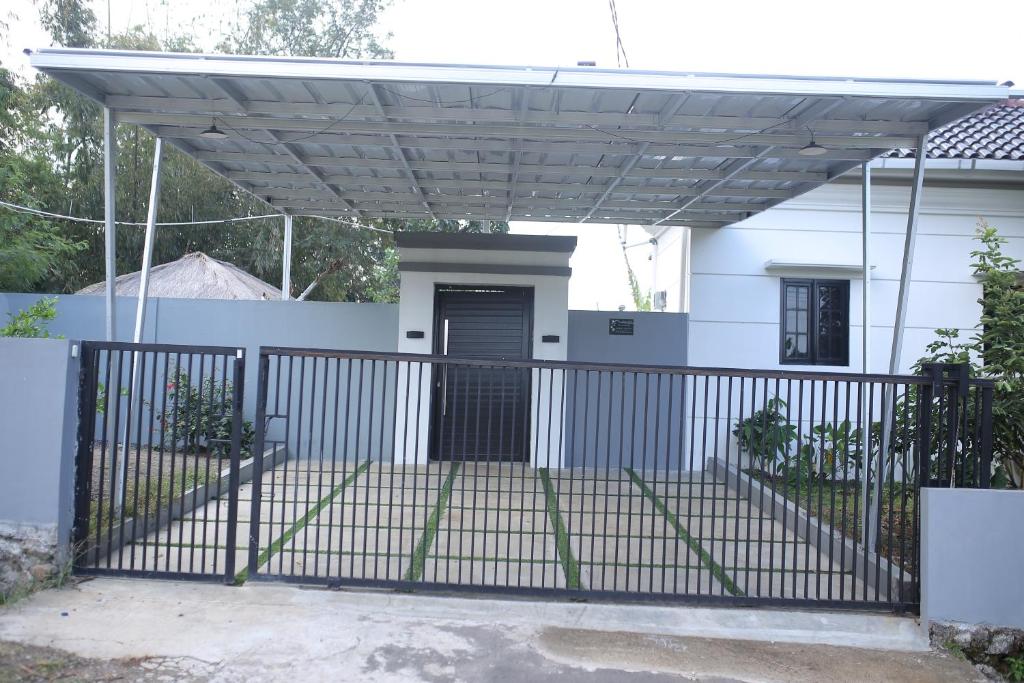 a pergola over a driveway in a house at Villa indah in Beber