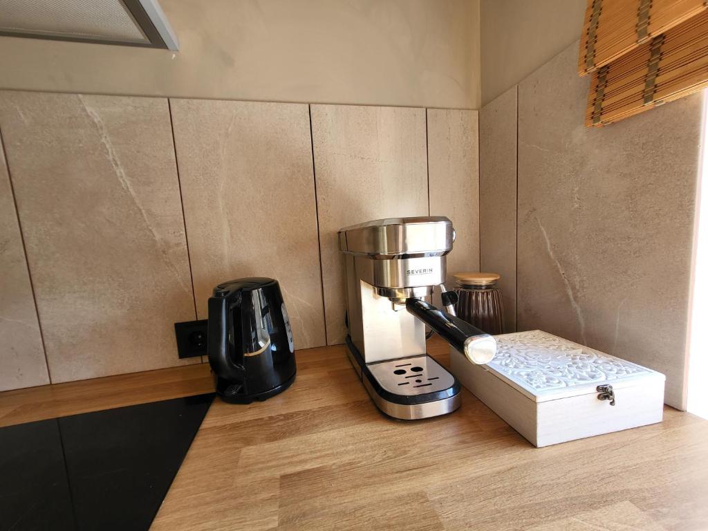 Příslušenství pro přípravu čaje a kávy v ubytování Nooruse Charm Apartment