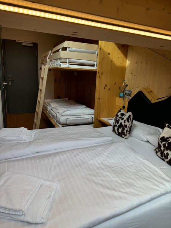 Postel nebo postele na pokoji v ubytování Bergwelt Kandel Hotel & Eventlocation