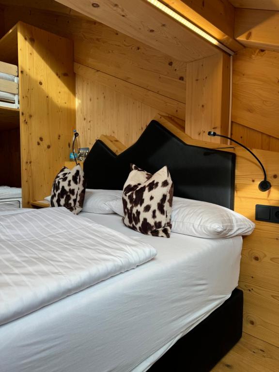 Postel nebo postele na pokoji v ubytování Bergwelt Kandel Hotel & Eventlocation