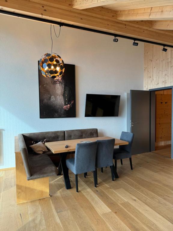 TV a/nebo společenská místnost v ubytování Bergwelt Kandel Hotel & Eventlocation