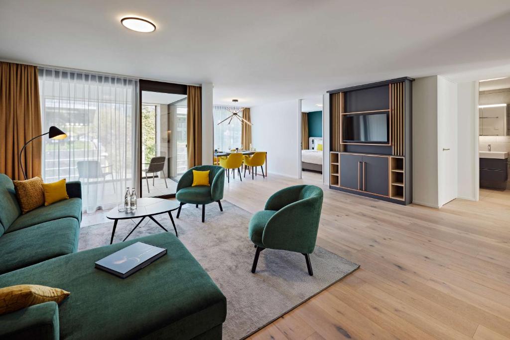 Ein Sitzbereich in der Unterkunft Essential by Dorint Interlaken - New Opening