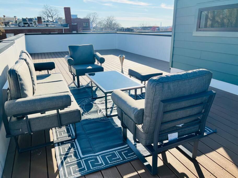 Posezení v ubytování Designer 3BDR Penthouse with Private Rooftop Monument Views Near Popular H Street Corridor Parking Included Free Cancellation