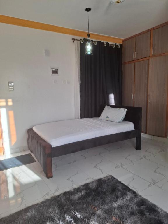 Ένα ή περισσότερα κρεβάτια σε δωμάτιο στο Mombasa Spacious Studio Apartment