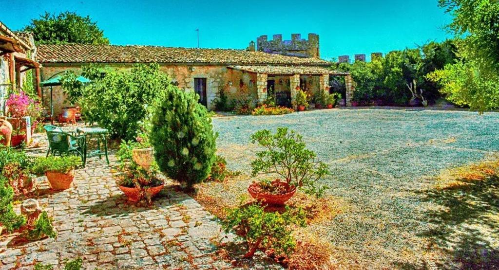a large yard with a house and some plants at Torre Rodosta in Modica