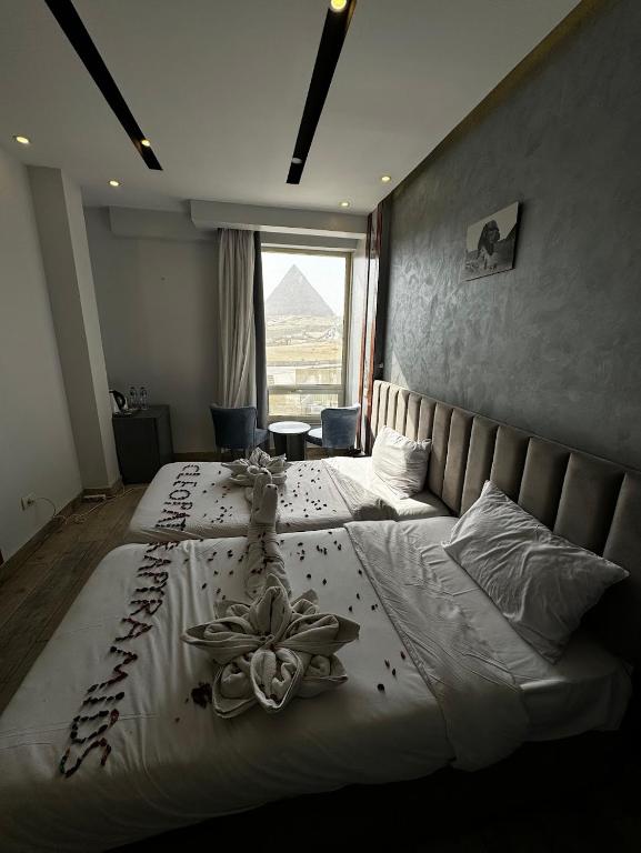 Postel nebo postele na pokoji v ubytování Hotel Cleopatra Pyramids View