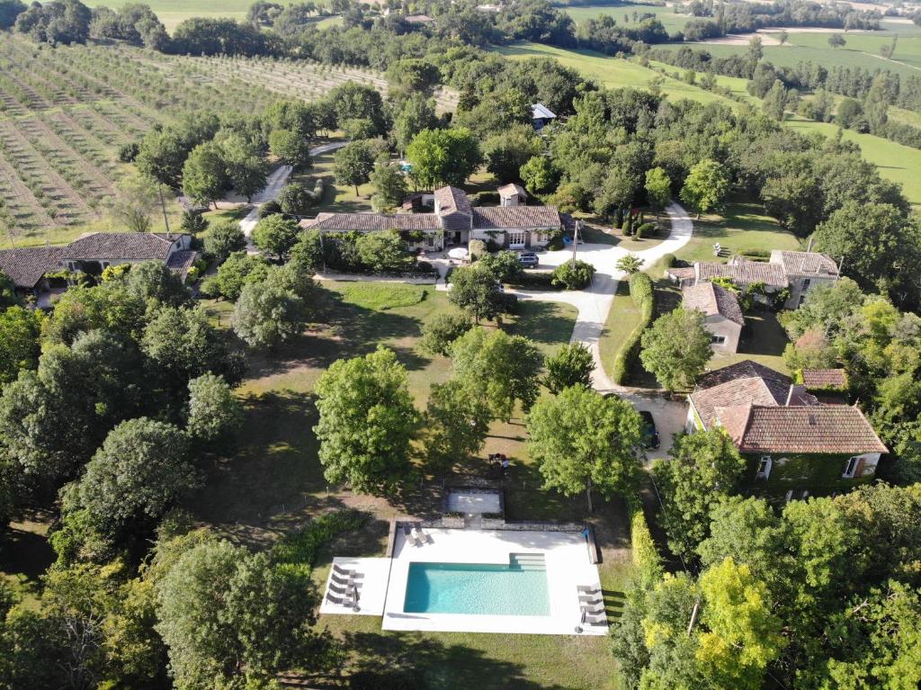 - une vue aérienne sur un domaine avec une piscine dans l'établissement La Bouchonnière, maison dans un hameau de vacances, à Monflanquin