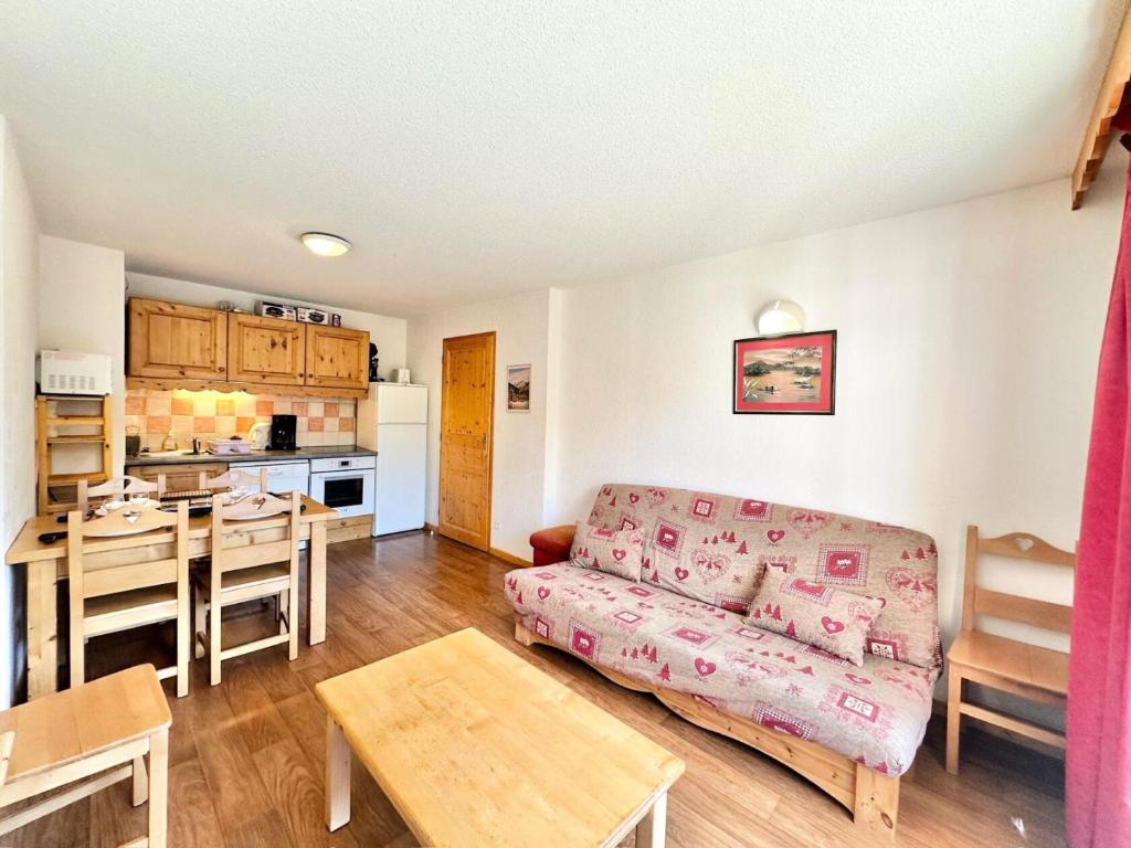 un salon avec un canapé et une table dans l'établissement Résidence L'ecrins Des Neiges - T3 proche des pistes - L'Ecrin des neiges MAE-1801, à Vars