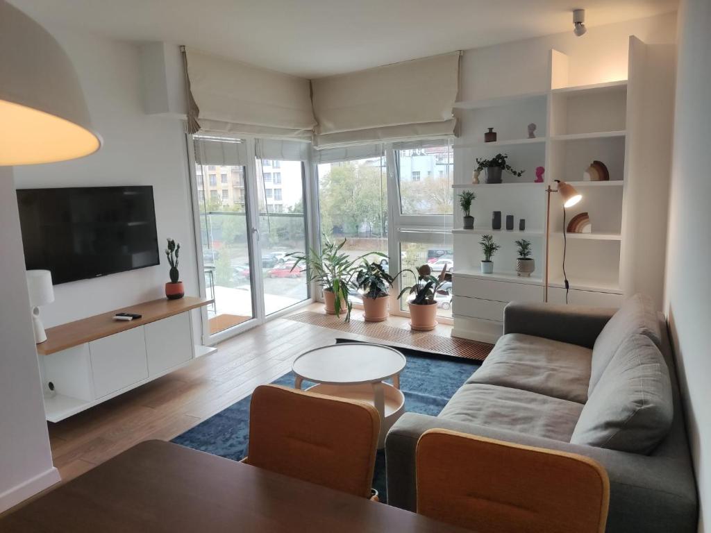 un salon avec un canapé et une table dans l'établissement Fred&Moris Apartments, à Poznań