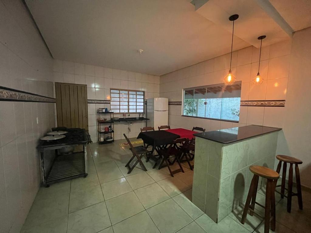 Η κουζίνα ή μικρή κουζίνα στο Casa Mobiliada ate 10 pessoas 3 QUARTOS Aragarças Go