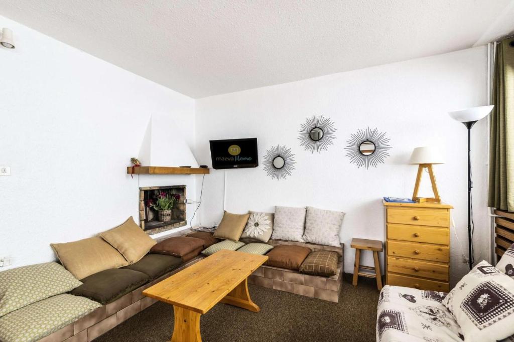 un salon avec un canapé et une table dans l'établissement Résidence La Meije - 2 Pièces 6 pers - LA MEIJE - PLAGNE CENTRE MAE-5794, à Aime La Plagne