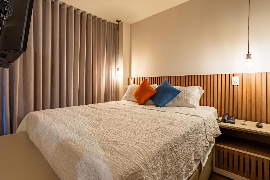 a bedroom with a bed with two pillows on it at Nova stay Apart Moderno no Hotel Fusion in Brasilia