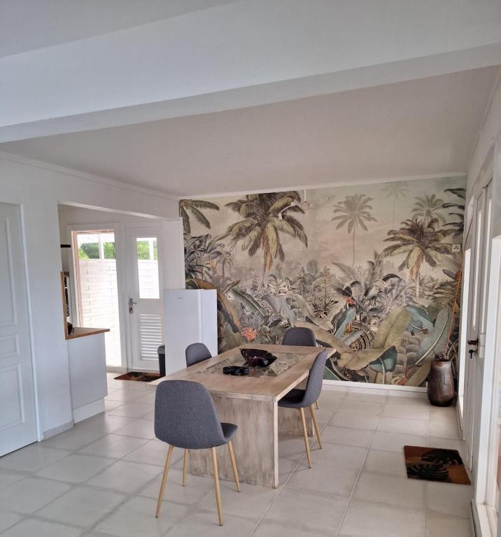 Ein Sitzbereich in der Unterkunft La Canopée - Appartement F2 avec piscine - vue mer