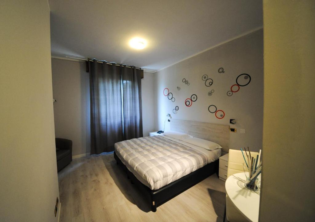 Posteľ alebo postele v izbe v ubytovaní Hp Fly Hotel Bologna