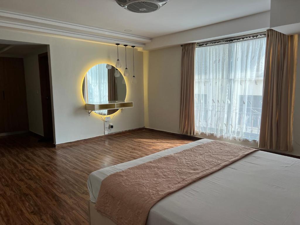 Postel nebo postele na pokoji v ubytování The Majestic - 1BHK - Self Check In