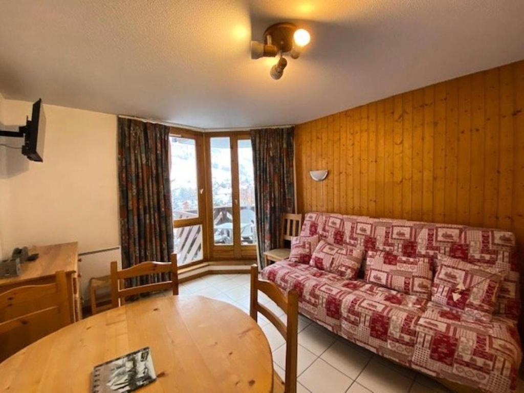 un salon avec un canapé et une table dans l'établissement Résidence Grande Chaume - Charmant T2 en cœur de station MAE-5331, à Vénosc