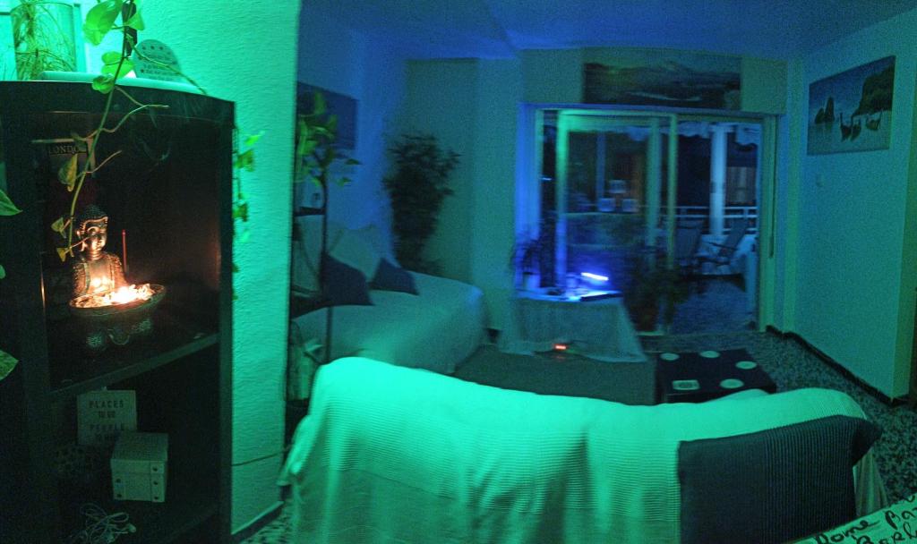 Posteľ alebo postele v izbe v ubytovaní BLUE DOUBLE PRIVATE ROOM AT FRONT BEACH - HABITACION en la playa piso compartido