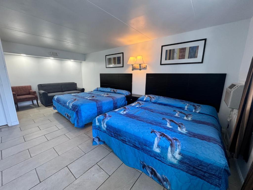 Postel nebo postele na pokoji v ubytování Skyview Manor Motel