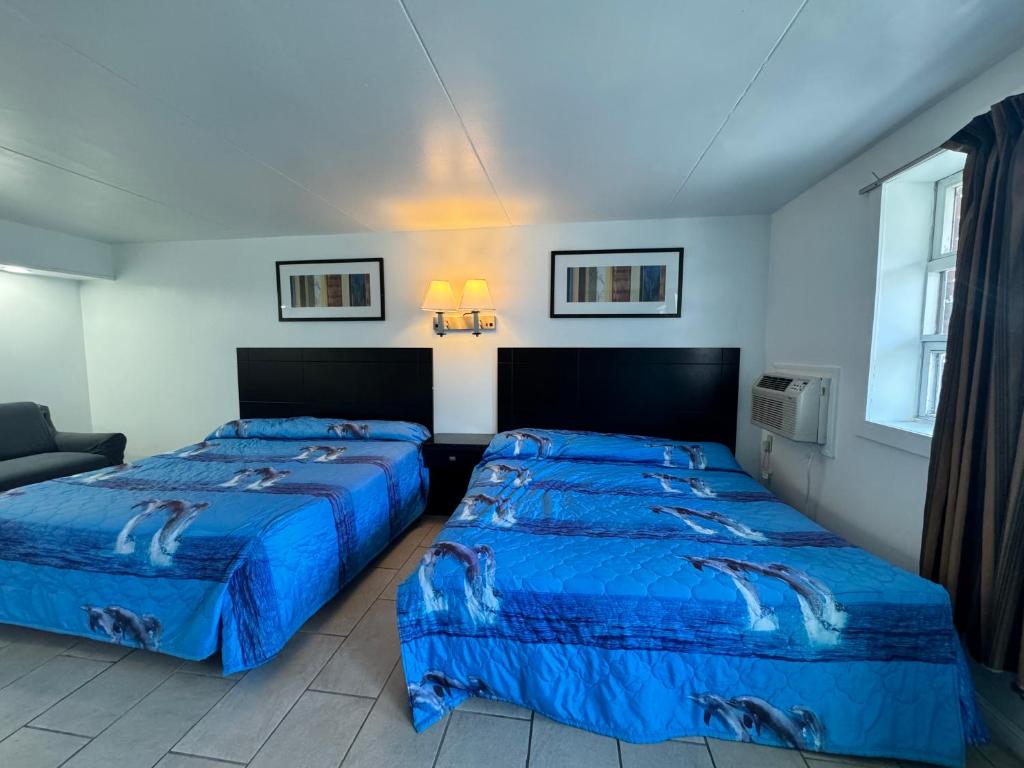 Postel nebo postele na pokoji v ubytování Skyview Manor Motel