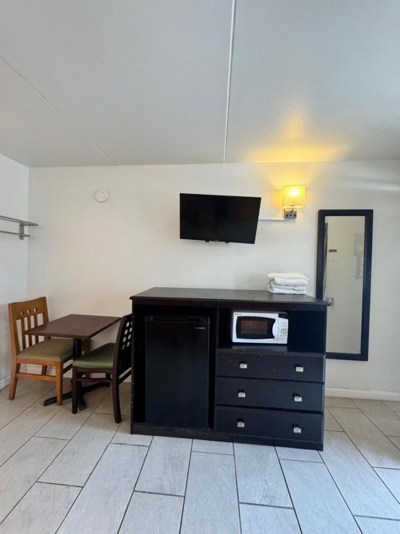Kuchyň nebo kuchyňský kout v ubytování Skyview Manor Motel