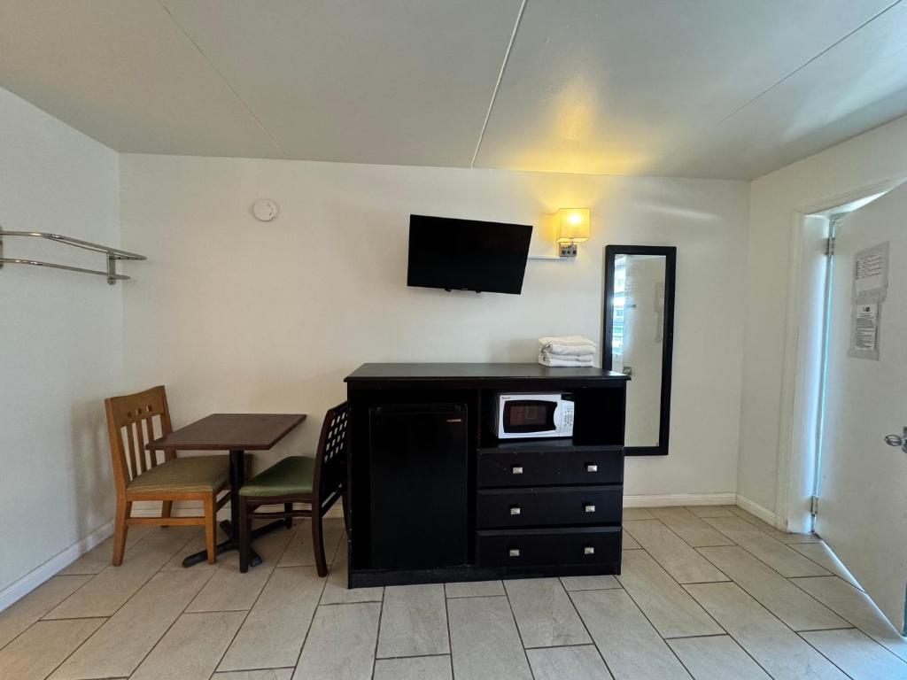 Kuchyň nebo kuchyňský kout v ubytování Skyview Manor Motel