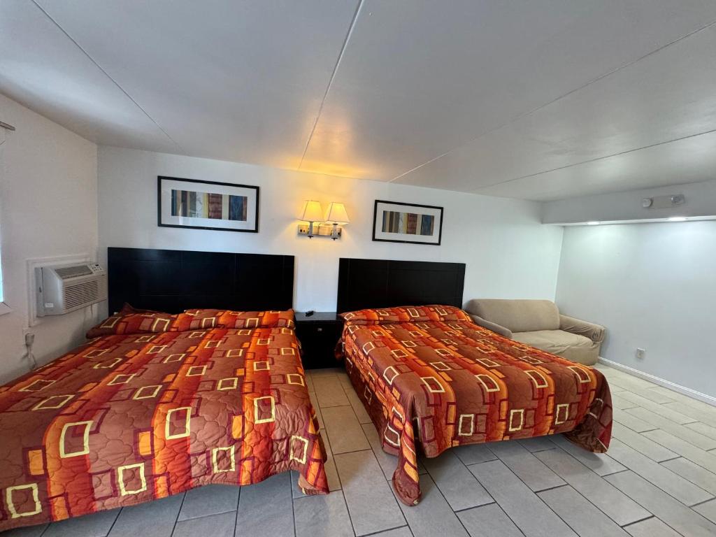 Postel nebo postele na pokoji v ubytování Skyview Manor Motel