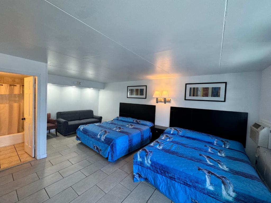 Postel nebo postele na pokoji v ubytování Skyview Manor Motel