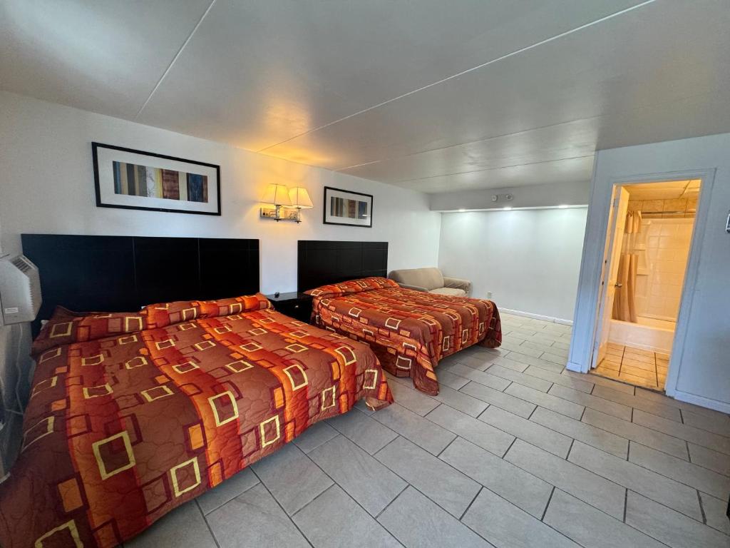 Postel nebo postele na pokoji v ubytování Skyview Manor Motel