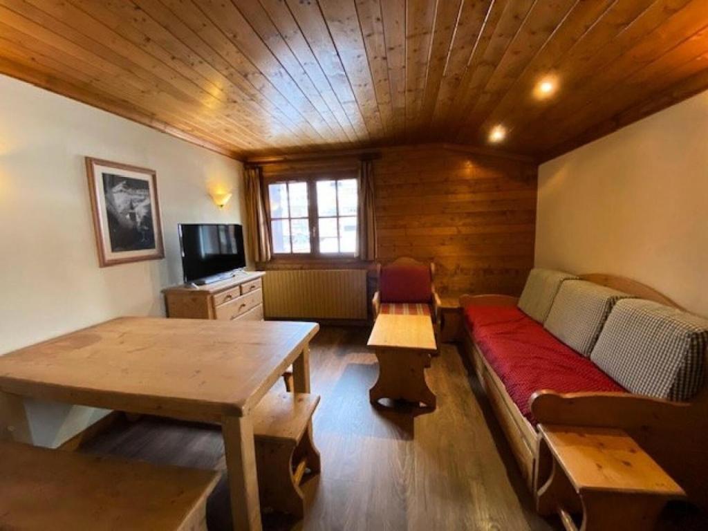 un salon avec un canapé et une table dans l'établissement Résidence Alpina Lodge - Jolie T3 au pied des pistes et commerces MAE-5631, à Vénosc