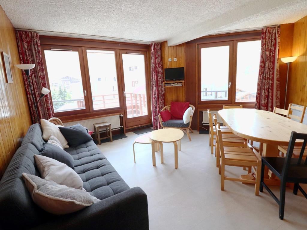 un salon avec un canapé et une table dans l'établissement Appartement lumineux 3 pièces, skis aux pieds, 10 pers, balcon, proche commerces et pistes - FR-1-502-362, à Tignes