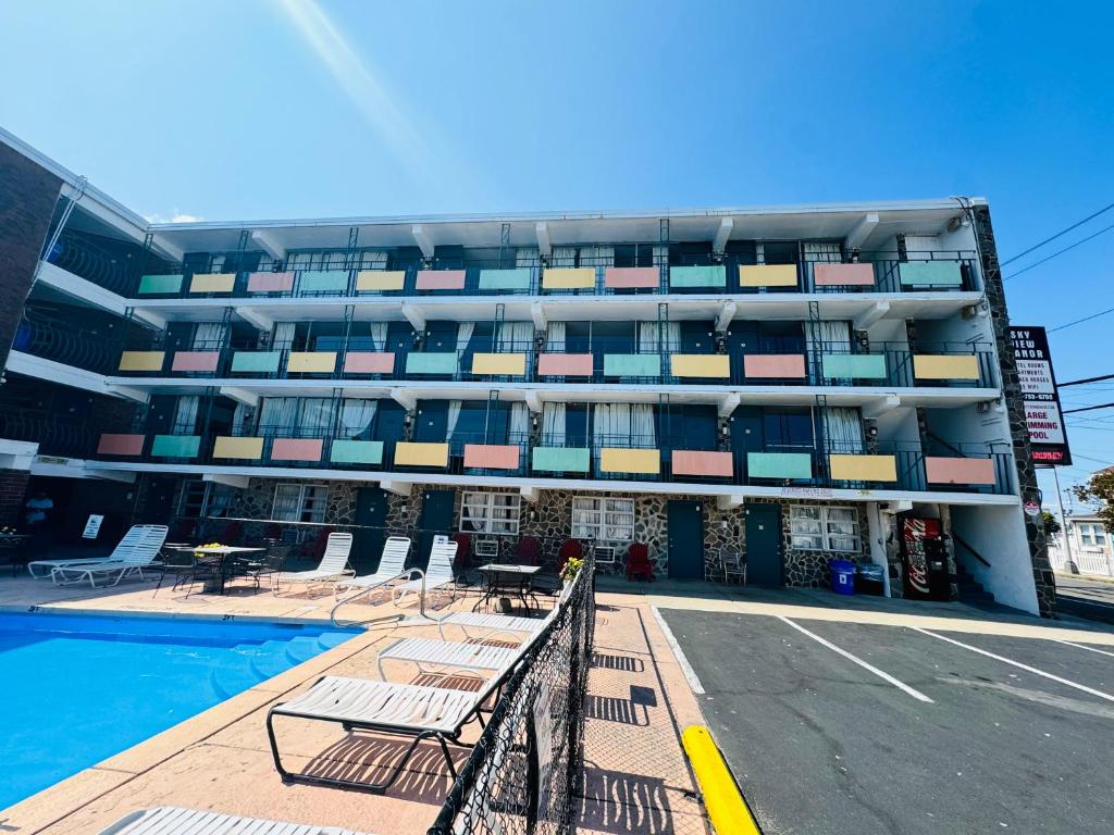 Bazén v ubytování Skyview Manor Motel nebo v jeho okolí