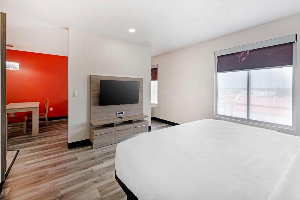 Best Western Plus Executive Residency Carlsbad Hotel - King Suite With Sofa Bed - Non-Smoking