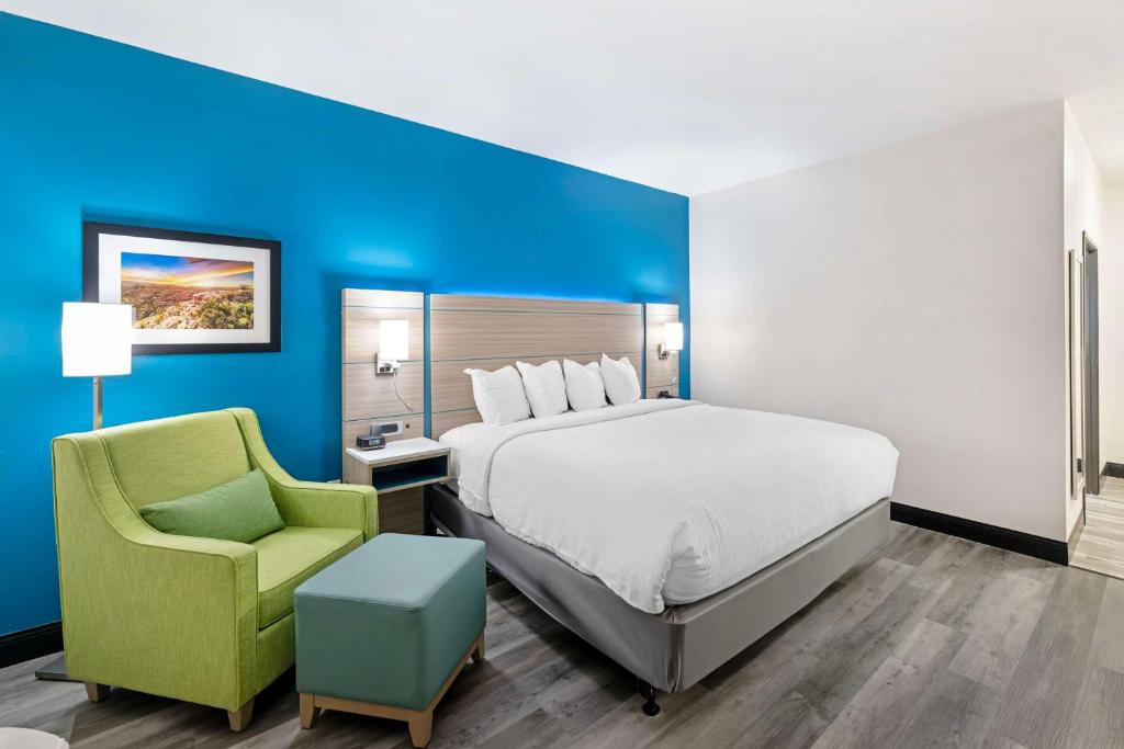 Best Western Plus Executive Residency Carlsbad Hotel - King Room - Disability Access - Poolside