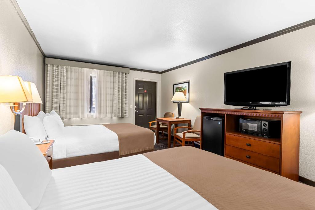Postel nebo postele na pokoji v ubytování Best Western Apache Junction Inn