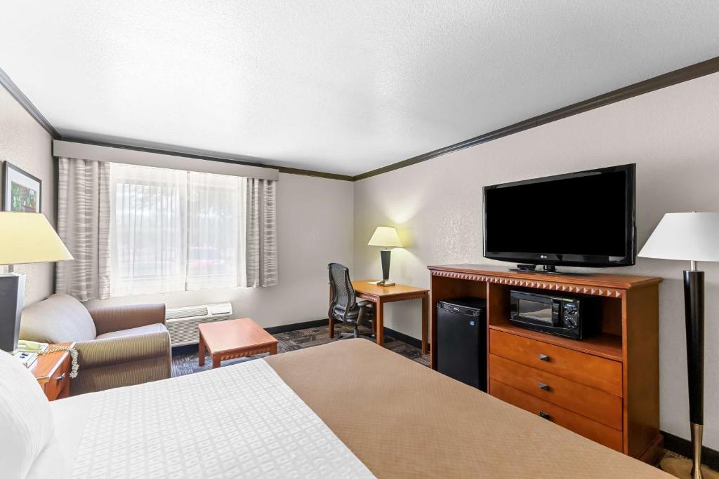 TV a/nebo společenská místnost v ubytování Best Western Apache Junction Inn