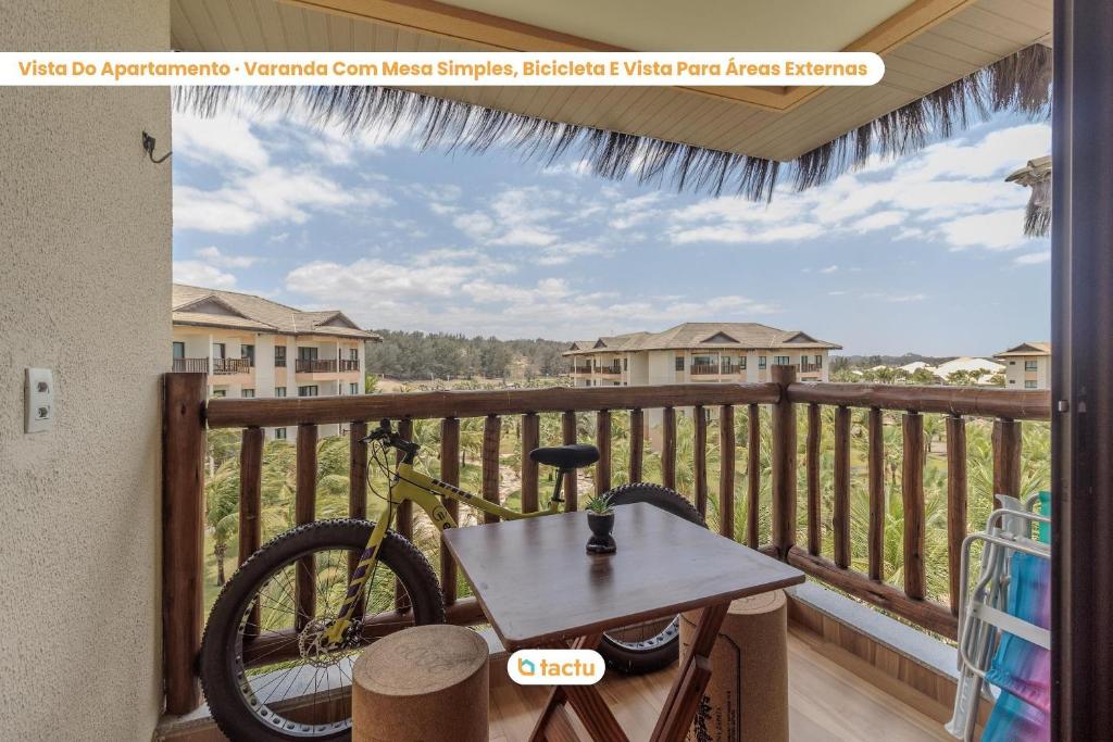 un vélo posé sur un balcon avec une table dans l'établissement Appartement Moderne au VG Sun Cumbuco par Tactu, à Paracumbuca