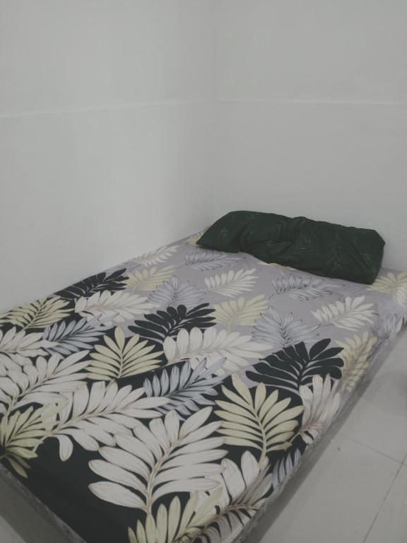 Postel nebo postele na pokoji v ubytování Rumah Putih Edi