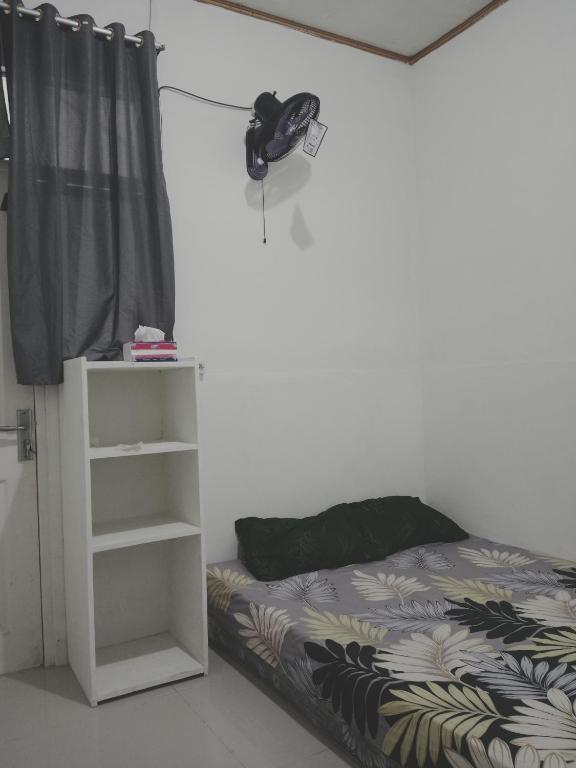 Postel nebo postele na pokoji v ubytování Rumah Putih Edi